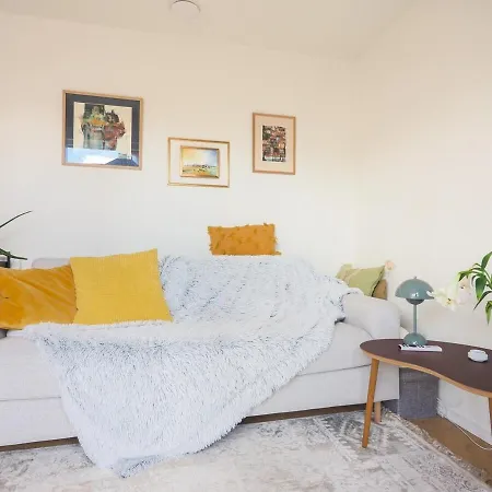 Bright & Comfortable In Trendy Carlsberg