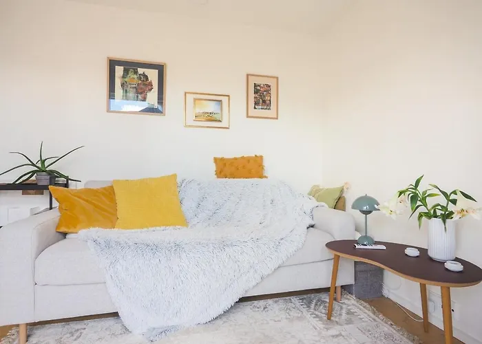 Bright & Comfortable In Trendy Carlsberg